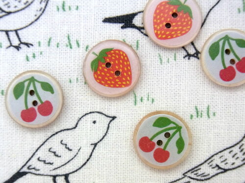 いちご さくらんぼ ボタン 15mm 【ヨーロッパ製ボタン】1個単位での販売です。ストロベリー、チェリー No.13206-15mm-JIM