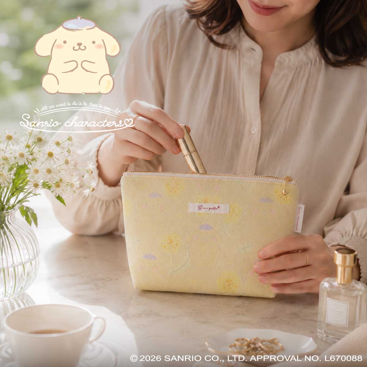 商品情報素材/材質表生地/コットン100%【桐生織】　裏生地/コットン100%縫製糸：上糸/ナイロン　下糸/ナイロンサイズ/寸法［全て約表示］幅20.5cm×高さ12.5cm×マチ6cm重さ：50g内ポケット/寸法［全て約表示］幅9cm×高さ7cm（マチなし）　×2注意・大きさは平置きにした場合の寸法表示です。・素材の特性上、サイズ表示が多少異なることがあります。・撮影状況やご覧になっているモニターによって、色の見え方や素材感が現物と多少異なる場合がございます。・在庫切れや突然の廃盤になる場合がございます。・一枚の大きな生地からポーチを裁断するため、一点一点「柄の出方（柄の配置や見え方）」が異なります。そのため、キャラクターの柄の出方は写真のものとは異なりますので、予めご理解くださいますようお願い致します。ポムポムプリン ポーチ 桐生織 日本製 化粧ポーチ 大人 レディース 舟形ポーチ 高級 ギフト プレゼント ほっと癒される可愛らしさを桐生織で上質に。毎日使いたくなる、大人のためのポムポムプリン 舟形ポーチ。 〜大人の「好き」は、さり気なく。〜のんびりとした愛らしい表情で幅広い世代に親しまれるポムポムプリンを、1300年の歴史を誇る桐生織で上品に表現した、大人のためのシェルポーチです。繊細な織りが生み出す美しい風合いと上質な光沢が、ポムポムプリンのやさしく温かな世界観を落ち着いた印象に演出。キャラクターの可愛らしさをさり気なく楽しめるデザインは、日常のさまざまなシーンに自然と溶け込みます。舟形ならではの広いマチで、化粧品やモバイルアクセサリー、文具などをすっきり収納。バッグの中でもかさばりにくく、毎日の持ち歩きに便利なサイズです。桐生織ならではの高級感と、職人の丁寧なものづくりが息づく一品。ご自身へのご褒美にはもちろん、誕生日や母の日など、大切な方へのギフトにもおすすめです。毎日にやさしい癒しと、ときめきを添える特別なポーチをお届けします。 6