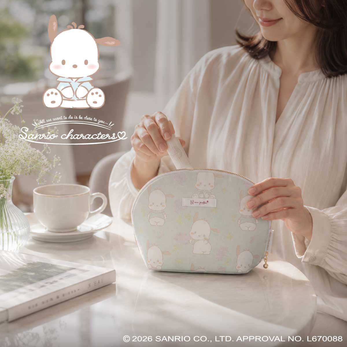 商品情報素材/材質表生地/コットン100%【桐生織】　裏生地/コットン100%縫製糸：上糸/ナイロン　下糸/ナイロンサイズ/寸法［全て約表示］幅18.5cm×高さ14cm×マチ8cm重さ：55g内ポケット/寸法［全て約表示］幅10cm×高さ7cm（マチなし）注意・大きさは平置きにした場合の寸法表示です。・素材の特性上、サイズ表示が多少異なることがあります。・撮影状況やご覧になっているモニターによって、色の見え方や素材感が現物と多少異なる場合がございます。・在庫切れや突然の廃盤になる場合がございます。・一枚の大きな生地からポーチを裁断するため、一点一点「柄の出方（柄の配置や見え方）」が異なります。そのため、キャラクターの柄の出方は写真のものとは異なりますので、予めご理解くださいますようお願い致します。ポチャッコ ポーチ 桐生織 日本製 化粧ポーチ 大人 レディース シェルポーチ 高級 ギフト プレゼント 爽やかな魅力を繊細な桐生織で表現。大きく開いて中身が見やすい、ポチャッコの上質なシェルポーチ。 〜大人の「好き」は、さり気なく。〜元気いっぱいの笑顔で長く愛され続けるポチャッコを、1300年の歴史を誇る桐生織で上品に表現した、大人のためのシェルポーチです。繊細な織りが生み出す美しい風合いと上質な光沢が、ポチャッコの爽やかで親しみやすい魅力を落ち着いた印象に演出。キャラクターの可愛らしさをさり気なく楽しめるデザインは、毎日の暮らしに心地よく寄り添います。丸みのあるシェル型は、大きく開いて中身が見やすく、コスメやモバイルアクセサリー、小物類をすっきり収納。バッグの中を整理しやすく、持ち歩きにも便利です。桐生織ならではの高級感と、職人の丁寧なものづくりが息づく一品。ご自身へのご褒美にはもちろん、誕生日や記念日、母の日など、大切な方へのギフトにもおすすめです。毎日に心弾むときめきと、上質な彩りを添える特別なポーチをお届けします。 6