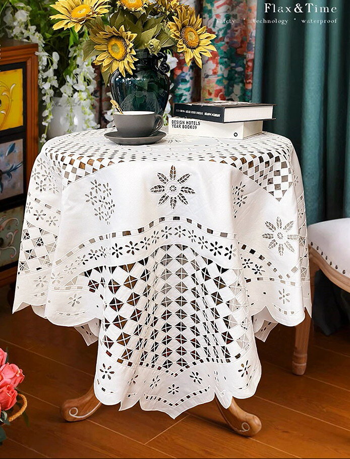 クラシックな雰囲気130cm　カットワーク刺繡で施されたテーブルクロス 　ホワイト