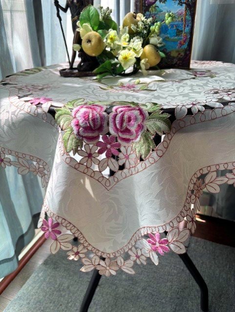 カットワーク刺繍テーブルクロス　85X85cm 　薔薇花　新入荷