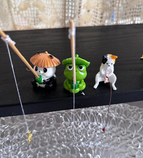 カエル、パンタ、子ネコちゃん　可愛い子達が釣りを楽しむ