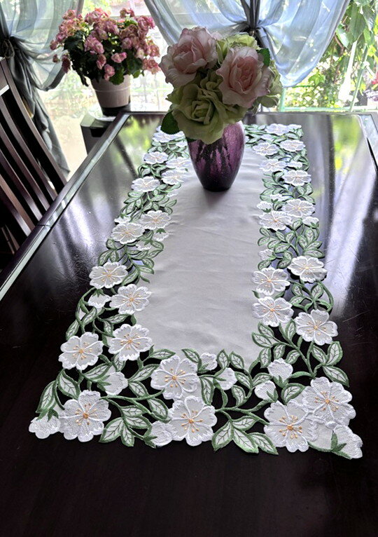 新緑の葉と白い花が織りなす、美しいテーブルセンター　40X85cm