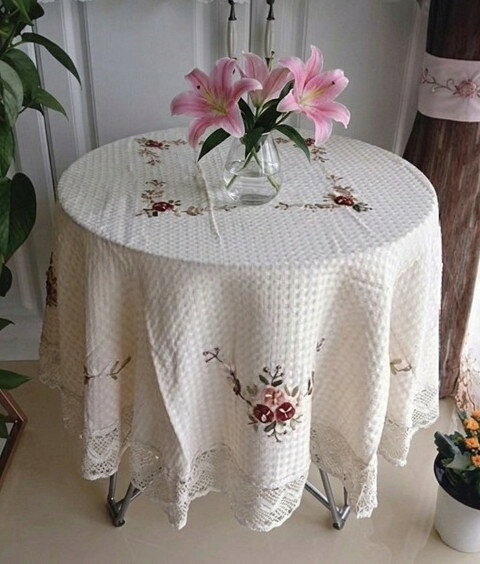 Cotton - 刺繍入りクリーム色テーブルクロス 　125cm　円形　レースの縁取り