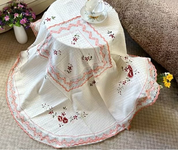 乐天商城 - 刺繍入りクリーム色テーブルクロス 　125cm　円形　レースの縁取り