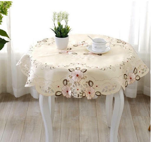 刺繍テーブルクロス 円形85cm ベージュ系ピンク/ 花びらにハートの模様、サフィニア
