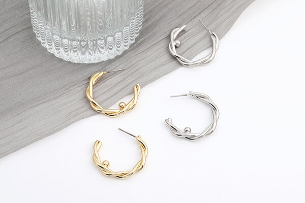 デザインチタンピアス ツイストフープ 4×28mm（2ヶ）