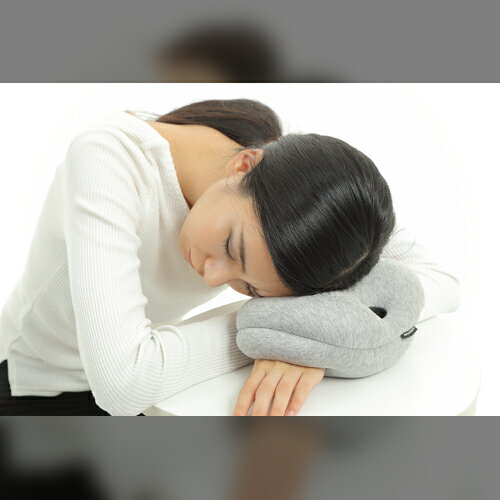 オーストリッチピロー Ostrich Pillow MINI 正規品 携帯枕 持ち運び枕 旅行 枕 うつぶせ 飛行機 電車 車 移動用枕 旅行用 トラベル まくら 昼寝用枕 バス 出張 便利 人気 おすすめ ランキング 首が楽な枕 まくら ブランド おもしろ グッズ 睡眠 安眠 安眠枕 快眠 快眠枕