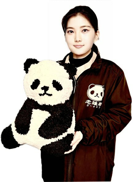 可愛いパンダと一緒にくつろげるクッション！ 愛らしいポーズを取ったパンダのクッション。 キュートな表情に思わず抱きしめたくなる可愛さがあります。 フワフワ＆モコモコの触り心地がたまらない。 ソファやベッドに置けばお部屋のアクセントにもなります。 プレゼントやイベントの景品にも喜ばれること間違いなし！ ■サイズ：縦44cm×横37cm（座る・CN321）縦35cm×横44cm（寝る・CN322） ■素材：ポリエステル100％ ■中国製 ■送料無料（沖縄別途1000円） ≫パンダ雑貨がいっぱい↑クリックしてね。↑