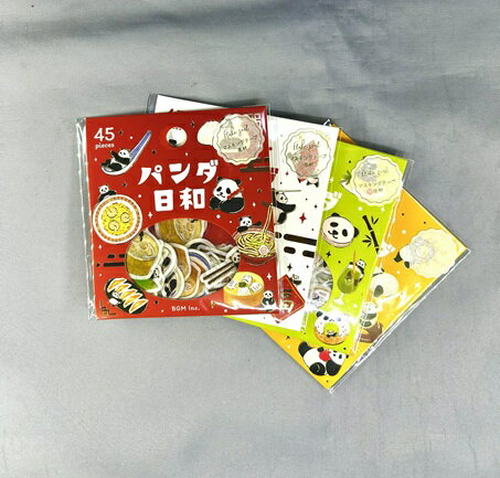 パンダ好きの心をくすぐる♪ ダイカットシール 45ピース入り！ 思わず笑顔になる、パンダが45ピースたくさん入ったダイカットシールです。 どれも美味しそうな【料理】中国文化をイメージした【中華】カフェのデザート【茶房】パンダの毎日【日常】。 どのシュチュエーションにもパンダが可愛く描かれていて、シールを貼るのに迷っちゃいます。 和紙素材ならではのやさしい質感で、貼るだけでホッとする可愛さになります。 手帳やノートのデコレーションはもちろん、メッセージカードやお手紙、スマホケース、小物のアレンジにもぴったり。 デザインごとに異なる世界観が楽しめるので、コレクションしたくなる可愛さ。 パンダ好きの方へのちょっとしたプレゼントにもおすすめです。 ■サイズ：9cm×10cm（台紙）約2cm～2.5cm横×1.5cm～2.5cm縦（パンダ） ■4種類：料理、中華、茶房、日常 ■15デザイン（各45ピース） ■中国製 ■ネコポス便：可能！（制限あり！） ≫パンダ雑貨がいっぱい↑クリックしてね。↑ 【※必ずお読み下さい】 国内メーカー取り扱い商品ですので、万が一不良等ありましたらタグやパッケージ記載のメーカーへご連絡をお願い致します。　