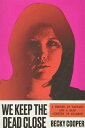 【古本】 We Keep the Dead Close: A Murder at Harvard and a Half Century of Silence - Becky Cooper (Grand Central Publishing) 【紙書籍】 9781538746837