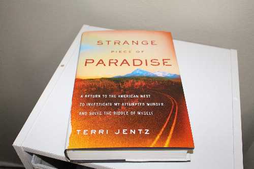 【古本】 Strange Piece of Paradise - Terri Jentz (Farrar, Straus and Giroux) 【紙書籍】 9780374134983