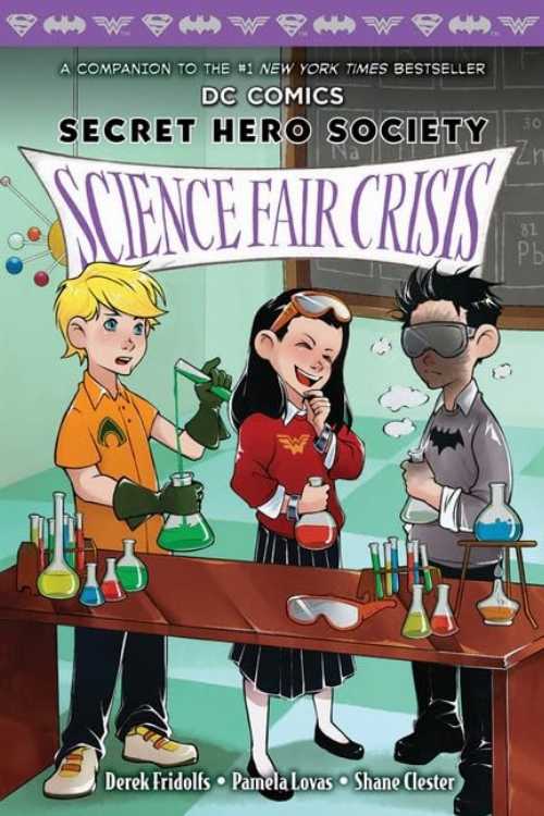 【古本】 Science Fair Crisis (DC Comics: Secret Hero Society #4) - Derek Fridolfs (scholastic) 【紙書籍】 9781338528503