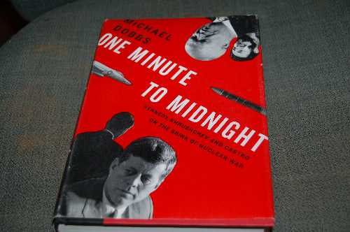 【古本】 One Minute to Midnight: Kennedy, Khrushchev, and Castro on the Brink of Nuclear War - Michael Dobbs (Alfred A. Knopf) 【紙書籍】 9781400043583