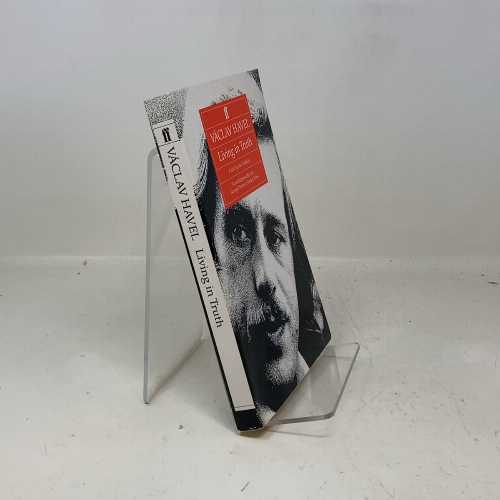 【古本】 Vaclav Havel: Living in Truth: Twenty-Two Essays Published on the Occasion of the Award..