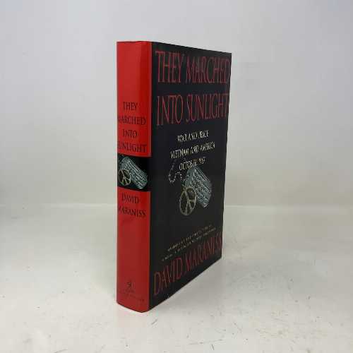 【古本】 They Marched Into Sunlight: War and Peace Vietnam and America, October 1967 - David Maraniss (Simon & Schuster) 【紙書籍】 9780743217804