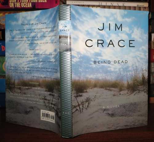 タイトル: Being Dead著者: Jim Crace出版社: Farrar, Straus and Giroux出版日: 2000年04月02日古本ほぼ新品。傷みが少なく、しっかりと製本された、優れた、マークのないコピーです。リサイクル可能なアメリカ製の封筒で発送します。すべての注文に 100% 返金保証付き。A haunting new novel about love, death, and the afterlife, from the author of "Quarantine" Baritone Bay, mid-afternoon. A couple, naked, married almost thirty years, are lying murdered in the dunes. ""Their bodies had expired, but anyone could tell--just look at them--that Joseph and Celice were still devoted. For while his hand was touching her, curved round her shin, the couple seemed to have achieved that peace the world denies, a period of grace, defying even murder. Anyone who found them there, so wickedly disfigured, would nevertheless be bound to see that something of their love had survived the death of cells. The corpses were surrendered to the weather and the earth, but they were still a man and wife, quietly resting; flesh on flesh; dead, but not departed yet.""当店利用時のご注意・当店の商品は原則として、「個人輸入」としての取り扱いになり、アメリカ合衆国から直接お客様のもとへお届けいたします。商品の配送手続きのために、アメリカ合衆国の事業者へお客様の注文情報が提供されます。注文情報の提供について同意いただいた上でご注文ください。アメリカ合衆国の個人情報保護法制等について確認する場合は、こちらのページ「https://corp.rakuten.co.jp/privacy/data-transfers.html」をご参照ください。・関税・輸入消費税が課税される場合があります。・課税額はご注文時には確定しておらず、通関時に確定しますので、商品の受け取り時に着払いでお支払いください。・個人輸入される商品は、全てご注文者自身の「個人使用・個人消費（日本に居住する者に寄贈される物で、当該寄贈を受ける者の個人的な使用に供される場合を含みます。）」が前提となります。第三者への譲渡・転売が法令で禁止されるもの（医薬品、医薬部外品、化粧品等を含みますが、これに限られません。）もございますのでご注意下さい。・商品お届けまでに、10日間程度かかります。