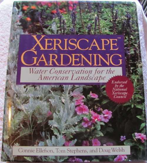  Xeriscape Gardening: Water Conservation for the American Landscape - Douglas Welsh (Macmillan Pub Co)  9780026141253