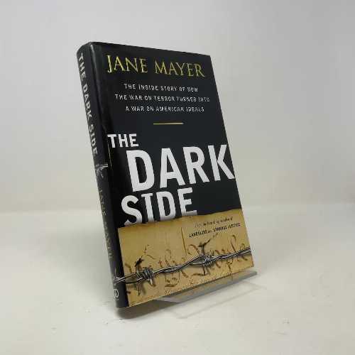 タイトル: Dark Side: The Inside Story of How the War on Terror Turned Into a War on American Ideals著者: Jane Mayer出版社: Doubleday出版日: 2008年08月20日古本非常に良い。端が少し摩耗しているが、汚れのないきれいな本。製本状態は良好。ダスト ジャケットが付属している場合は、それも含まれます。リサイクル可能なアメリカ製の封筒で発送します。すべての注文に 100% 返金保証付き。The Dark Side is a dramatic, riveting, and definitive narrative account of how the U.S. has made self-destructive decisions in the pursuit of terrorists around the world--decisions that have not only violated the Constitution and American values, but have also hampered the pursuit of Al Qaeda.当店利用時のご注意・当店の商品は原則として、「個人輸入」としての取り扱いになり、アメリカ合衆国から直接お客様のもとへお届けいたします。商品の配送手続きのために、アメリカ合衆国の事業者へお客様の注文情報が提供されます。注文情報の提供について同意いただいた上でご注文ください。アメリカ合衆国の個人情報保護法制等について確認する場合は、こちらのページ「https://corp.rakuten.co.jp/privacy/data-transfers.html」をご参照ください。・関税・輸入消費税が課税される場合があります。・課税額はご注文時には確定しておらず、通関時に確定しますので、商品の受け取り時に着払いでお支払いください。・個人輸入される商品は、全てご注文者自身の「個人使用・個人消費（日本に居住する者に寄贈される物で、当該寄贈を受ける者の個人的な使用に供される場合を含みます。）」が前提となります。第三者への譲渡・転売が法令で禁止されるもの（医薬品、医薬部外品、化粧品等を含みますが、これに限られません。）もございますのでご注意下さい。・商品お届けまでに、10日間程度かかります。