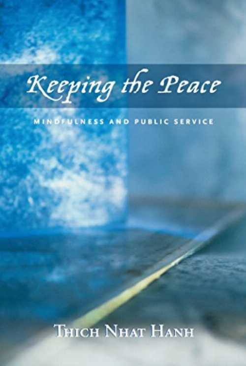 タイトル: Keeping the Peace: Mindfulness and Public Service著者: Thich Nhat Hanh出版社: Parallax Press出版日: 2005年08月10日古本非常に良い。端が少し摩耗しているが、汚れのないきれいな本。製本状態は良好。ダスト ジャケットが付属している場合は、それも含まれます。リサイクル可能なアメリカ製の封筒で発送します。すべての注文に 100% 返金保証付き。Keeping the Peacespeaks to all of us who work in difficult, people-oriented jobs and shows us how to turn environments that are often filled with anger, stress, and frustration into islands of peace. Zen Master Thich Nhat Hanh creates a revolutionary definition of public service that includes all of us. He challenges us to transform the way we think about our work and offers eleven key practices to strengthen our mindfulness and joy. Based on a retreat for civil servants, Keeping the Peace is the first book of its kind to demonstrate the usefulness of mindfulness practices for law enforcement officers, social workers, teachers, and others in people-helping professions. With empathy and humor, Thich Nhat Hanh demonstrates the need for public service professionals to cultivate their own inner peace in order to help others. In clear and simple prose, he offers a path for how we can reduce violence in ourselves, our workplace, and ultimately, in our world.当店利用時のご注意・当店の商品は原則として、「個人輸入」としての取り扱いになり、アメリカ合衆国から直接お客様のもとへお届けいたします。商品の配送手続きのために、アメリカ合衆国の事業者へお客様の注文情報が提供されます。注文情報の提供について同意いただいた上でご注文ください。アメリカ合衆国の個人情報保護法制等について確認する場合は、こちらのページ「https://corp.rakuten.co.jp/privacy/data-transfers.html」をご参照ください。・関税・輸入消費税が課税される場合があります。・課税額はご注文時には確定しておらず、通関時に確定しますので、商品の受け取り時に着払いでお支払いください。・個人輸入される商品は、全てご注文者自身の「個人使用・個人消費（日本に居住する者に寄贈される物で、当該寄贈を受ける者の個人的な使用に供される場合を含みます。）」が前提となります。第三者への譲渡・転売が法令で禁止されるもの（医薬品、医薬部外品、化粧品等を含みますが、これに限られません。）もございますのでご注意下さい。・商品お届けまでに、10日間程度かかります。
