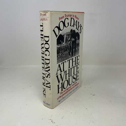  Dog Days at the White House: The Outrageous Memoirs of the Presidential Kennel Keeper - Traphes Bryant (Macmillan)  002517990X