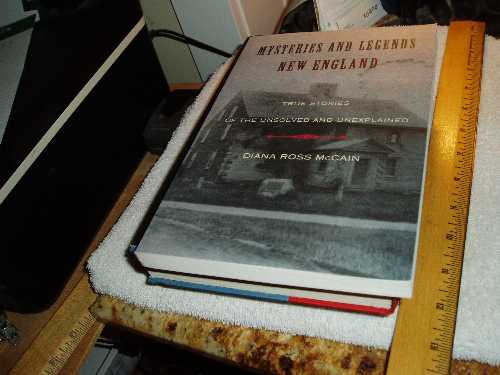  Mysteries and Legends of New England: True Stories of the Unsolved and Unexplained - Diana Ross McCain (Globe Pequot)  9780762750597