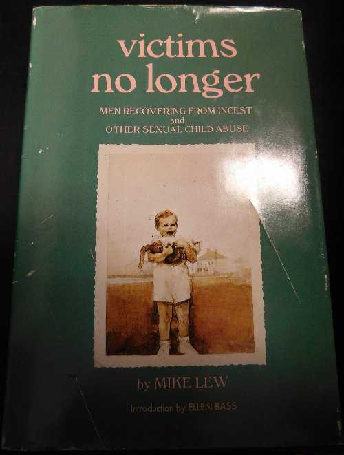  Victims No Longer - Mike Lew (Nevraumont Publishing Company)  0945223013