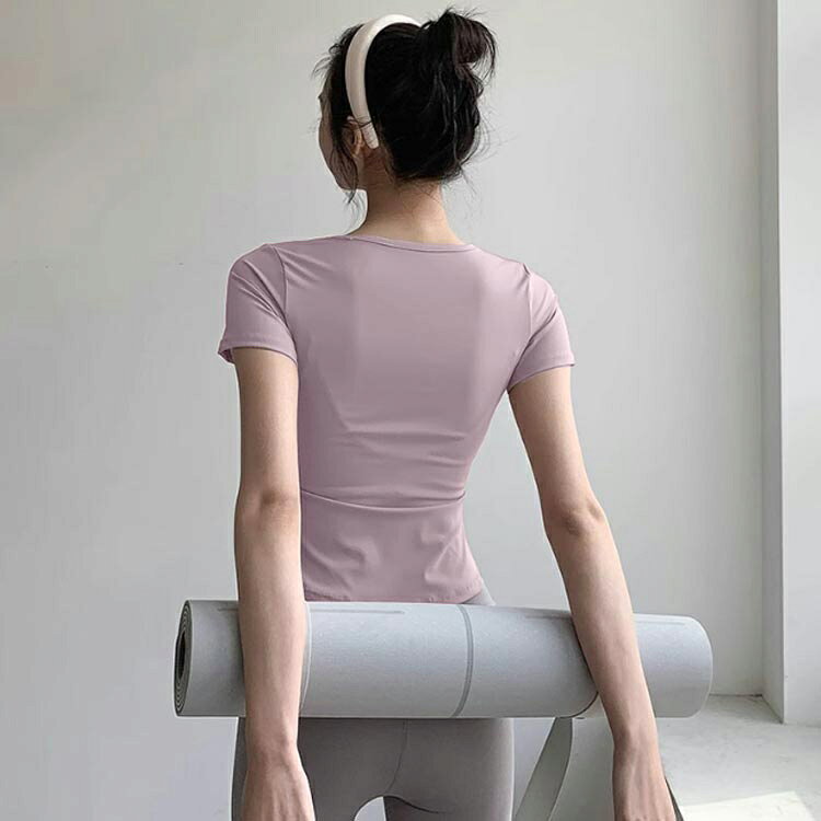 Route39のヨガウェア トップス 半袖 レディース 無地 タイト スリム シンプル ラウンドヘム ストレッチ ヨガトップス 速乾 吸汗 通気性 ホットヨガ ピラティスウェア フィットネス スポーツウェア ジムウェア ダンス 運動着 薄手 快適 着瘦せ 大人 女性 スポーツウエア 送料無料｜アングル2