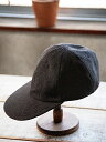 素材 WOOL86% COTTON14% サイズ 内周60cm(ベルクロで調整可) 注意 ※画面上と実物では多少色具合が異なって見える場合もございます。ご了承ください。 ※この商品は店舗でも販売しております。在庫数の更新は随時行っておりますが、 お買い上げいただいた商品が品切れになってしまうこともございます。 万が一入荷予定がない場合は、キャンセルさせていただく場合もございますことを あらかじめご了承ください。MOUNTAIN JAM & Co.(マウンテンジャム＆コー)MJ-CP02 〜CANIS〜 COL:チョコ MOUNTAIN JAM & Co.より『CANIS』のご紹介です。 ブランド代表山崎氏が20年前くらいに所有をしていたヴィンテージキャップを元に製作された、ツバが長めの6枚剥ぎのキャップ。"CANIS=犬属、犬"を意味するモデル名は、同ブランドのキャスケット"Hound=猟犬"同様にハンティングなどのスポーツキャップをイメージさせるアイテムとなっています。 素材にはウール86%とコットン14%の英国羊毛ツイードを使用。ネップ感のあるダーク系のブラックを基調とした非常に雰囲気のある製品です。サイズはフリーサイズ(内周約60cm)となっていますが、ベルクロアジャスターによりサイズを調整して被ることが可能です。 着用感は被りが浅く、ツバも長めにデザインされておりますが、帽体とツバの付け根からやや角度がつけられており帽体を少し上に向けて被ると絶妙なバランスで被って頂けます。