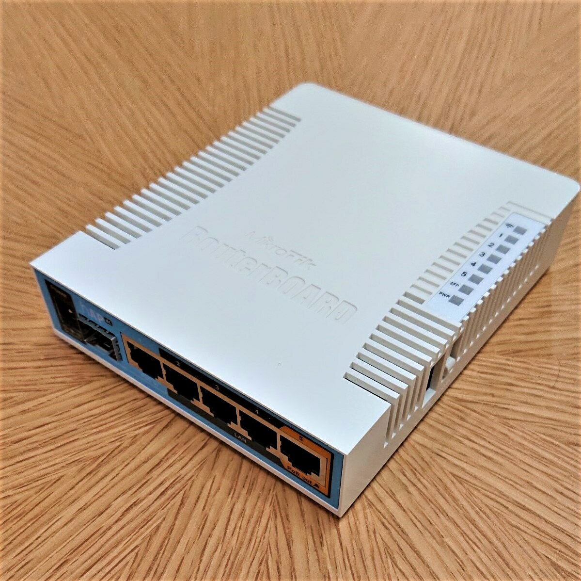 【MikroTik】hAP ac（RB962UiGS-5HacT2HnT）Wi-Fiアクセスポイント・無線ルーター