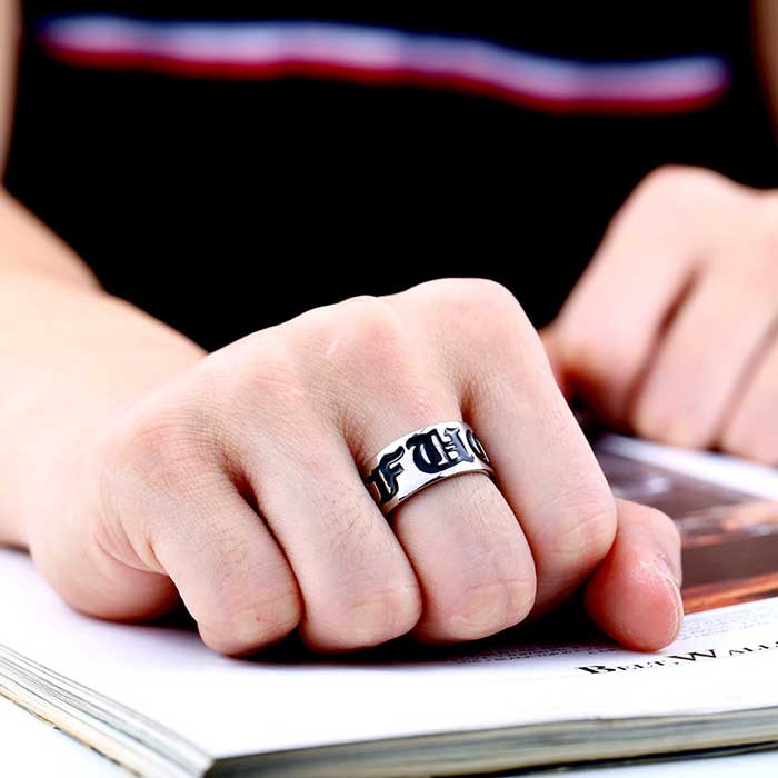 【送料無料】 リング 指輪 メンズ ステンレス サージカルステンレス 文字 ユニーク 細身 メンズ向け アクセサリー プレゼント シンプル かっこいい V系 お兄系 パンク ロック 2