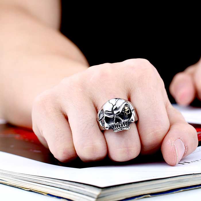 【送料無料】 リング 指輪 メンズ ステンレス ビッグアイ・スカルリング サージカルステンレス 大きい 目 スカル 髑髏 片目 立体 ユニーク アクセサリー プレゼント 2