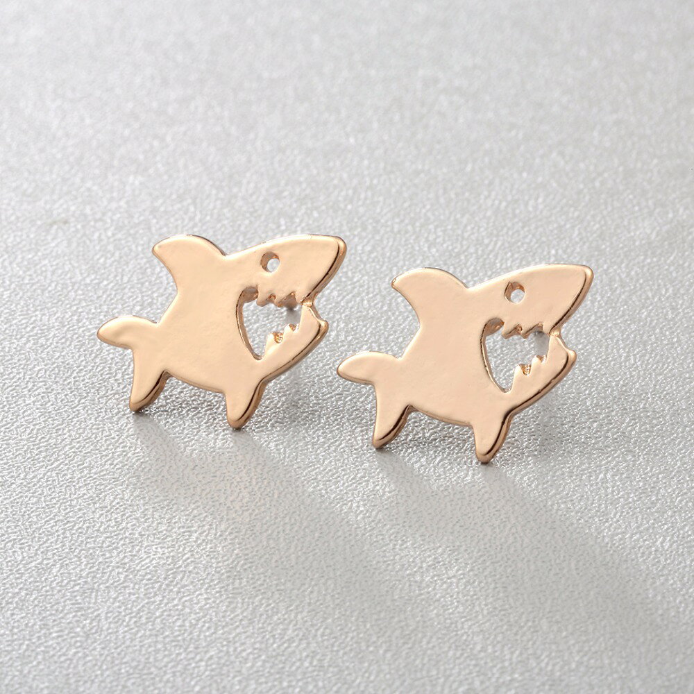 【送料無料】 サメ ピアス デフォルメ コミカル マリン 魚 海 ジョーズ ビンテージ アクセサリー 大人 可愛い ガーリー シルバー ゴールド パーティ ギフト シンプルの商品画像 2