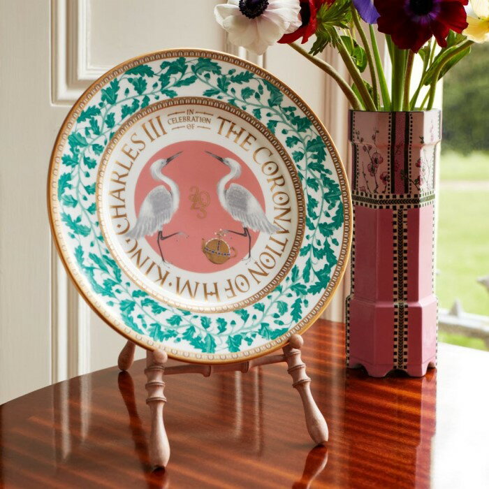 楽天ロイヤルグディーズ[コロネーション記念プレート 27cm x 1枚*スタンド不含*] FORTNUM & MASON Fortnum's Coronation Commemorative Plate [250個限定製造]フォートナム・アンド・メイソン コロネーション記念プレート[チャールズ国王の戴冠記念グッズ 限定版] 英国製 [配送目安期間1-2週間]