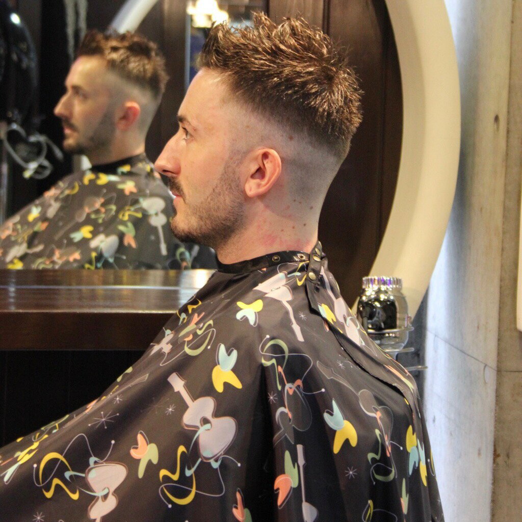 【超得★SALE】カットクロス《GBBC105 袖なし/アトミック(ギター)ブラック》理容室 美容 床屋 BARBER お洒落 刈布 マジックテープ ケープ 散髪用 プロ 業務用 バーバー ケアグッズ 散髪 メンズ レディース