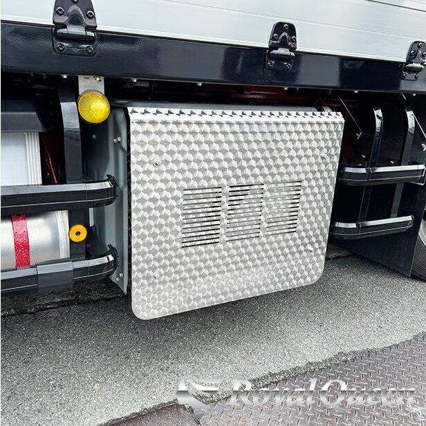 期間限定!20%オフセール♪少し訳あり【送料無料】【UD TRUCKS 新型 21クオン/パーフェクトクオン マフラーカバー タイプA ウロコ柄】トラック デコ...