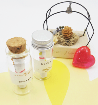 【※送料無料商品(ゆうメール発送限定)】ガラス小瓶/ガラス容器(5.5×2.2cm/絞り口タイプ)【1個】/ハンドメイド雑貨/瓶/ガラス瓶/ガラスビン/ガラス瓶/透明ガラス小瓶/高さ5.5cm瓶/瓶/小瓶/収納瓶/パーツ入れ/ビーズ入れ