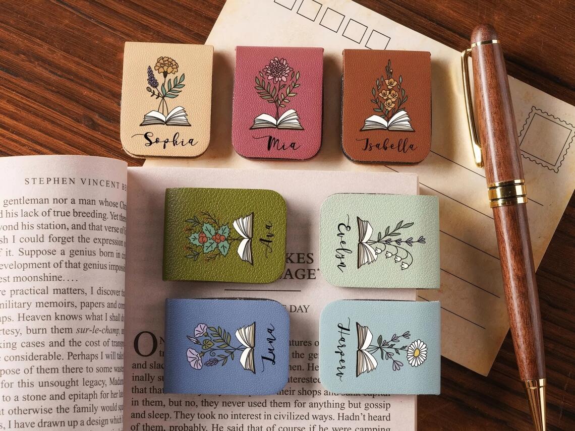 🌈あなただけの個性あふれるしおりで、読書の冒険に飛び込もう！誕生花をモチーフにしたパーソナライズ可能なレザーマグネット式しおりで、読書体験にあなたらしさをプラスできます。 素材：PUレザー 職人技：熱転写印刷 しおりのサイズは、長さ3.15インチ（8cm）×幅1.2インチ（3cm）です。 🌈 長持ちするプレミアム品質 私たちは、これらのしおりを作るのに高品質のPUレザーを使用していることを誇りに思っています。このレザーは、手触りが贅沢なだけでなく、耐久性にも優れています。 付属のマグネット式クリップは、本の中のページをしっかりと固定するのに十分な強度を備えているため、ページを見失うというイライラする瞬間を防いでくれます。機能的でスタイリッシュなこのアイテムは、読書に欠かせない必需品として、今後何年も使い続けることができるでしょう。 🎁 すべての読書好きへの心のこもった贈り物 先生への感謝の気持ちを込めた贈り物、新学期のサプライズ、心のこもった誕生日プレゼントなど、どんな場面にもぴったりです。オーダーメイドギフトならではの心遣いと実用性を兼ね備えたこの商品は、きっと受け取る方にとって大切な贈り物となるでしょう。 📝 注文方法： 希望するメインカラーを選択してください あなたの誕生花を選択してください カスタマイズ欄にお名前をご入力ください 💖 あなたの物語を語るしおりで、文学の世界に浸りましょう。あなただけの誕生花しおりを今すぐ手に入れましょう！💖 💖返品・交換 特注品は返品・交換をお受けできません。商品に品質上の問題やその他の不具合がございましたら、お早めにご連絡ください。ご満足いただける解決策をご提案させていただきます。ご支援ありがとうございます！