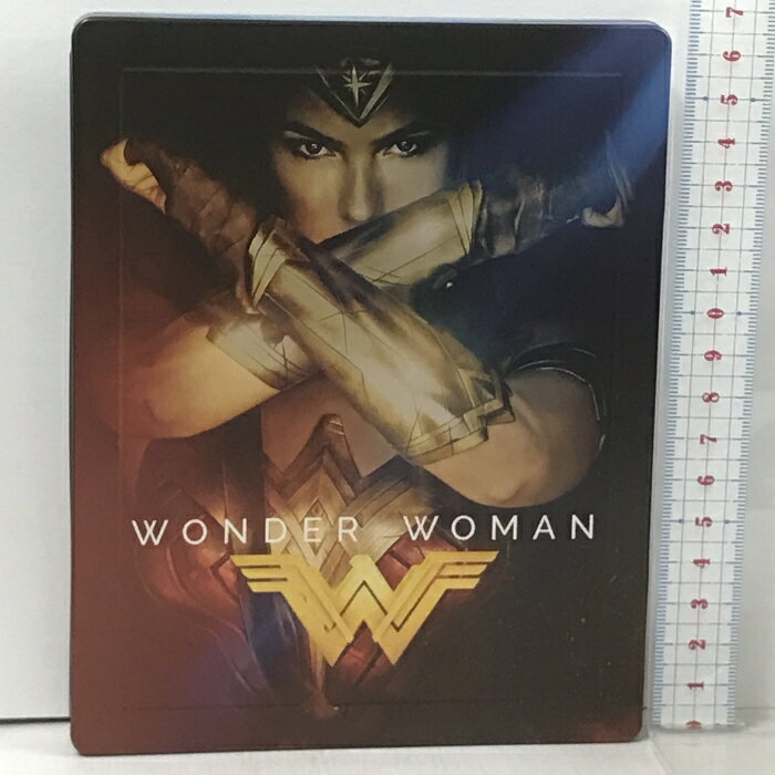 【中古】ワンダーウーマン スチールブック仕様 3D&2Dブルーレイ オリジナルステッカー付 ワーナー・ブラザース・ホームエンターテイメント ガル・ガドット [2枚組 Blu-ray] 　SKU05S-240326013038001-000　jan　コンディション中古 - 非常に良い　コンディション説明ディスク2枚組です。ステッカー・ディスク・ケースのセット販売です。その他の付属品はないもとのご理解下さい。スチールケースです。盤面は良好です。ケースにスレ、があります。※注意事項※■付録等の付属品がある商品の場合、記載されていない物は『付属なし』とご理解下さい。 ポイント消化 にご利用ください。　送料ゆうメール　商品説明【当店の商品詳細・付属品や状態はコンディション説明でご確認ください。こちらに記載がある場合は書籍本体・内容の説明や元の付属品の説明であり、当店の商品とは異なる場合があります。参考としてご覧ください。】『ジャスティス・リーグ』のDCが贈る超大作アクション・エンターテイメント! !全世界 ぶっちぎり No.1 大ヒット! !「ワンダーウーマン」と呼ばれる前、彼女の名はダイアナ――外界から守られたセミッシラで生まれ育ち、最強の女戦士となるべく鍛えられた、アマゾン族の王女だった。ある日、島の海岸に不時着したアメリカ人パイロットから、外の世界では戦争の嵐が吹き荒れていると知ったダイアナは、自分なら争いを鎮められるはずと信じて、故郷の島を後にする。すべての戦争を終わらせるため、ダイアナは男に交じって戦いながら、己の持てる最大限の力……そして真の宿命に目覚めていく。※映像特典、商品仕様、ジャケット写真などは予告無く変更となる場合がございます。　※※※※注意事項※※※※・配送方法は当店指定のものとなります。変更希望の場合は別途追加送料を頂戴します。・送料無料の商品については、当社指定方法のみ無料となります。・商品画像へ、表紙についているステッカーや帯等が映っている場合がありますが、中古品の為付属しない場合がございます。・写真内にある本・DVD・CDなど商品以外のメジャーやライター等のサイズ比較に使用した物、カゴやブックエンド等撮影時に使用した物は付属致しません。コンディション対応表新品未開封又は未使用ほぼ新品新品だがやや汚れがある非常に良い使用されているが非常にきれい良い使用感があるが通読に問題がない可使用感や劣化がある場合がある書き込みがある場合がある付属品欠品している場合がある難あり強い使用感や劣化がある場合がある強い書き込みがある場合がある付属品欠品している場合がある