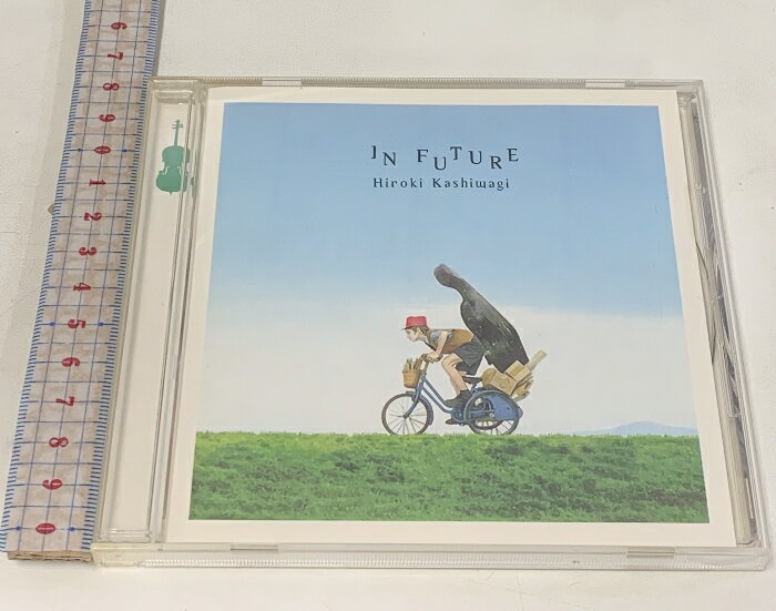 【中古】サイン入り IN FUTURE avex trax 柏木広樹 イン・フューチャー 株式会社ハッツアンリミテッド 　SKU05X-240719013027001-000　jan4582137890168　コンディション中古 - 良い　コンディション説明ディスクにサインの書き込みがあります。ジャケット冊子・ディスク・ケースのセット販売です。その他の付属品はないもとのご理解下さい。盤面は良好です。ケースにスレ、があります。※注意事項※■付録等の付属品がある商品の場合、記載されていない物は『付属なし』とご理解下さい。 ポイント消化 にご利用ください。　送料ゆうメール　商品説明【当店の商品詳細・付属品や状態はコンディション説明でご確認ください。こちらに記載がある場合は書籍本体・内容の説明や元の付属品の説明であり、当店の商品とは異なる場合があります。参考としてご覧ください。】内容紹介クロスオーバー&amp;ボーダレスなチェリスト・柏木広樹!彼が贈る待望の新作は究極のヒーリング・ミュージック!テーマは究極のヒーリング・ミュージック。ブラジル音楽と和(日本の童謡)の融合。HATSの音楽総監督でもある葉加瀬自身のファン層にも絶大なる支持を得ており、その実績(音楽スタイル、CDセールス)は保証済。スーパーバイザーにポルノグラフィティのプロデュースで知られる本間照光を、前回同様サウンド・プロデューサーには盟友・越田太郎丸(EX BOSSA DO MAGO)を起用。メディア掲載レビューほか元G-クレフのチェリスト、柏木広樹のアルバム。セブン銀行TVCM曲「サーカス」をはじめ、ブラジル音楽と和の融合をテーマにした楽曲を収録。　※※※※注意事項※※※※・配送方法は当店指定のものとなります。変更希望の場合は別途追加送料を頂戴します。・送料無料の商品については、当社指定方法のみ無料となります。・商品画像へ、表紙についているステッカーや帯等が映っている場合がありますが、中古品の為付属しない場合がございます。・写真内にある本・DVD・CDなど商品以外のメジャーやライター等のサイズ比較に使用した物、カゴやブックエンド等撮影時に使用した物は付属致しません。コンディション対応表新品未開封又は未使用ほぼ新品新品だがやや汚れがある非常に良い使用されているが非常にきれい良い使用感があるが通読に問題がない可使用感や劣化がある場合がある書き込みがある場合がある付属品欠品している場合がある難あり強い使用感や劣化がある場合がある強い書き込みがある場合がある付属品欠品している場合がある