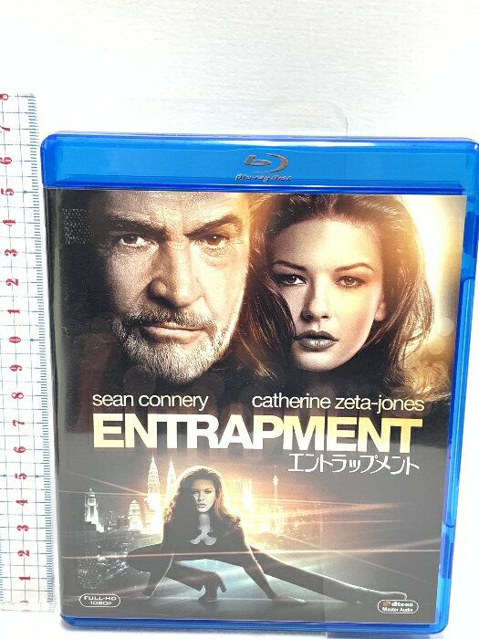【中古】エントラップメント 20世紀フォックスホームエンターテイメント ショーン・コネリー Blu-ray　SKU05W-250131016044001-002　jan　コンディション中古 - 良い　コンディション説明バーコードがありません。番号「FXXA-14247」の商品です。発売元は「20世紀フォックスホームエンターテイメント」です。ディスク・ケースのセット販売です。その他の付属品はないもとのご理解下さい。盤面は良好です。ケースに多少のスレ、多少のキズ、があります。※注意事項※■付録等の付属品がある商品の場合、記載されていない物は『付属なし』とご理解下さい。 ポイント消化 にご利用ください。　送料ゆうメール　商品説明【当店の商品詳細・付属品や状態はコンディション説明でご確認ください。こちらに記載がある場合は書籍本体・内容の説明や元の付属品の説明であり、当店の商品とは異なる場合があります。参考としてご覧ください。】ショーン・コネリー&amp;キャサリン・ゼタ=ジョーンズ共演、予想を裏切るクライマックスに緊張が走る、スリリングなノンストップ・アクション!&lt;キャスト&amp;スタッフ&gt;マック…ショーン・コネリー(瑳川哲朗)ジン…キャサリン・ゼタ=ジョーンズ(深見梨加)ティボドー…ビング・レイムス(大塚明夫)監督:ジョン・アミエル脚本・製作総指揮:ロン・バス製作:ロンダ・トーレフソン●字幕翻訳:戸田奈津子 ●吹替翻訳:武満真樹&lt;ストーリー&gt;NYでレンブラントの名画が盗まれた。莫大な損失を被った保険会社の調査員ジンはその華麗なる手口から、伝説の怪盗マックの仕業と確信していた。ジンは新たなる獲物を餌にマックを罠にかけるべく、自らも同業者と偽りマックに近づいた。しかし、計画の途中、ひょんなことからジンの正体を知ったマックは……。&lt;ポイント&gt;●ショーン・コネリー&amp;キャサリン・ゼタ=ジョーンズ共演、予想を裏切るクライマックスに緊張が走る、スリリングなノンストップ・アクション!&lt;特典&gt;●予告編集・エントラップメント・・・　※※※※注意事項※※※※・配送方法は当店指定のものとなります。変更希望の場合は別途追加送料を頂戴します。・送料無料の商品については、当社指定方法のみ無料となります。・商品画像へ、表紙についているステッカーや帯等が映っている場合がありますが、中古品の為付属しない場合がございます。・写真内にある本・DVD・CDなど商品以外のメジャーやライター等のサイズ比較に使用した物、カゴやブックエンド等撮影時に使用した物は付属致しません。コンディション対応表新品未開封又は未使用ほぼ新品新品だがやや汚れがある非常に良い使用されているが非常にきれい良い使用感があるが通読に問題がない可使用感や劣化がある場合がある書き込みがある場合がある付属品欠品している場合がある難あり強い使用感や劣化がある場合がある強い書き込みがある場合がある付属品欠品している場合がある