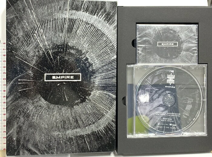【中古】EMPiRE RiGHT NOW avex trax EMPiRE (カセット+Blu-ray)　SKU05K-250729020039001-002　jan　コンディション中古 - 良い　コンディション説明カセットテープは未開封です。画像をご確認の上ご購入下さい。バーコードがありません。番号「AVTD-94634B」の商品です。BOX・ブックレット・カセットテープ・ディスク・ケースのセット販売です。その他の付属品はないもとのご理解下さい。盤面は良好です。BOXにスレ、ヨレ、ブックレットにスレ、があります。※注意事項※■付録等の付属品がある商品の場合、記載されていない物は『付属なし』とご理解下さい。 ポイント消化 にご利用ください。　送料佐川急便　商品説明【当店の商品詳細・付属品や状態はコンディション説明でご確認ください。こちらに記載がある場合は書籍本体・内容の説明や元の付属品の説明であり、当店の商品とは異なる場合があります。参考としてご覧ください。】内容紹介【カセット+Blu-ray(スマプラ対応)】初回生産限定盤BOX仕様/PHOTOBOOK&lt;収録内容&gt; カセットテープ01 RiGHT NOW02 NEVER ENDiNGBlu-ray・2019.06.09 at SHINJUKU BLAZE NEW EMPiRE TOUR SEMi-FiNAL01. EMPiRE is COMiNG02. Buttocks beat! beat!03. コノ世界ノ片隅デ04. SELFiSH PEOPLE05. EMPiRE originals06. デッドバディ07. Dope08. ERASER HEAD09. LiTTLE BOY10. TOKYO MOONLiGHT11. Don&#039;t tell me why12. Talk about13. Black to the dreamlight14. SO i YA15. S.O.S16. FOR EXAMPLE??17. ピアス18. MAD LOVE19. SUCCESS STORY20. アカルイミライ・・・・　※※※※注意事項※※※※・配送方法は当店指定のものとなります。変更希望の場合は別途追加送料を頂戴します。・送料無料の商品については、当社指定方法のみ無料となります。・商品画像へ、表紙についているステッカーや帯等が映っている場合がありますが、中古品の為付属しない場合がございます。・写真内にある本・DVD・CDなど商品以外のメジャーやライター等のサイズ比較に使用した物、カゴやブックエンド等撮影時に使用した物は付属致しません。コンディション対応表新品未開封又は未使用ほぼ新品新品だがやや汚れがある非常に良い使用されているが非常にきれい良い使用感があるが通読に問題がない可使用感や劣化がある場合がある書き込みがある場合がある付属品欠品している場合がある難あり強い使用感や劣化がある場合がある強い書き込みがある場合がある付属品欠品している場合がある
