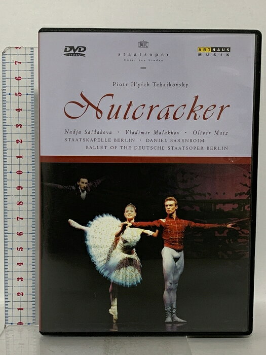 【中古】輸入盤 Nutcracker 「DVD」 くるみ割り人形 パトリス・バール マラーホフ バレンボイム ベルリン国立歌劇場　SKU05H-251216023027001-002　jan　コンディション中古 - 可　コンディション説明輸入盤です。日本語表記はありません。また、機器によっては再生や使用が出来ない場合があります。ブックレット・ディスク・ケースのセット販売です。その他の付属品はないもとのご理解下さい。盤面にスレ、ケースにスレ、小キズ、があります。※注意事項※■付録等の付属品がある商品の場合、記載されていない物は『付属なし』とご理解下さい。 ポイント消化 にご利用ください。　送料ゆうメール　商品説明【当店の商品詳細・付属品や状態はコンディション説明でご確認ください。こちらに記載がある場合は書籍本体・内容の説明や元の付属品の説明であり、当店の商品とは異なる場合があります。参考としてご覧ください。】　※※※※注意事項※※※※・配送方法は当店指定のものとなります。変更希望の場合は別途追加送料を頂戴します。・送料無料の商品については、当社指定方法のみ無料となります。・商品画像へ、表紙についているステッカーや帯等が映っている場合がありますが、中古品の為付属しない場合がございます。・写真内にある本・DVD・CDなど商品以外のメジャーやライター等のサイズ比較に使用した物、カゴやブックエンド等撮影時に使用した物は付属致しません。コンディション対応表新品未開封又は未使用ほぼ新品新品だがやや汚れがある非常に良い使用されているが非常にきれい良い使用感があるが通読に問題がない可使用感や劣化がある場合がある書き込みがある場合がある付属品欠品している場合がある難あり強い使用感や劣化がある場合がある強い書き込みがある場合がある付属品欠品している場合がある