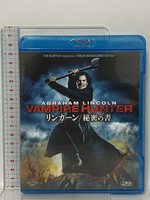 【中古】リンカーン/秘密の書 20世紀フォックスホームエンターテイメント ベンジャミン・ウォーカー 「Blu-ray」　SKU00S-260123023004001-000　jan　コンディション中古 - 良い　コンディション説明バーコードがありません。番号「FB-52498」の商品です。発売元は「20世紀フォックスホームエンターテイメント」です。ディスク・ケースのセット販売です。その他の付属品はないもとのご理解下さい。盤面は良好です。ケースにスレ、があります。※注意事項※■付録等の付属品がある商品の場合、記載されていない物は『付属なし』とご理解下さい。 ポイント消化 にご利用ください。　送料ゆうメール　商品説明【当店の商品詳細・付属品や状態はコンディション説明でご確認ください。こちらに記載がある場合は書籍本体・内容の説明や元の付属品の説明であり、当店の商品とは異なる場合があります。参考としてご覧ください。】ティム・バートン×『ウォンテッド』の監督が仕掛けた比類なきバトル・アクション命ある限り、ぶった斬る――映画の言葉 歴史は戦いを記憶し流した血を忘れる"<キャスト&amp;スタッフ>エイブラハム・リンカーン…ベンジャミン・ウォーカー(石川英郎)ヘンリー・スタージス…ドミニク・クーパー(平田広明)メアリー・トッド・リンカーン…メアリー・エリザベス・ウィンステッド(相武紗季)アダム…ルーファス・シーウェル(藤 真秀)監督:ティムール・ベクマンベトフ原作・脚本:セス・グレアム=スミス製作:ティム・バートン/ティムール・ベクマンベトフ/ジム・レムリー●字幕翻訳:松浦美奈 ●吹替翻訳:桜井裕子<ストーリー>幼い頃に母親を失ったリンカーンは、母を殺した犯人がこの国に潜む闇の勢力(ヴァンパイア)だと知る。復讐を誓った彼は、使い慣れた斧を手に、厳しい修行を積み重ねヴァンパイア・ハンターになる。昼間は雑貨店で働き、夜は狩りをする二重生活を過ごす。壮絶な戦いが続く中、運命の女性メアリーと出会い結婚することにする。しかし、彼の努力も虚しく、・・・　※※※※注意事項※※※※・配送方法は当店指定のものとなります。変更希望の場合は別途追加送料を頂戴します。・送料無料の商品については、当社指定方法のみ無料となります。・商品画像へ、表紙についているステッカーや帯等が映っている場合がありますが、中古品の為付属しない場合がございます。・写真内にある本・DVD・CDなど商品以外のメジャーやライター等のサイズ比較に使用した物、カゴやブックエンド等撮影時に使用した物は付属致しません。コンディション対応表新品未開封又は未使用ほぼ新品新品だがやや汚れがある非常に良い使用されているが非常にきれい良い使用感があるが通読に問題がない可使用感や劣化がある場合がある書き込みがある場合がある付属品欠品している場合がある難あり強い使用感や劣化がある場合がある強い書き込みがある場合がある付属品欠品している場合がある