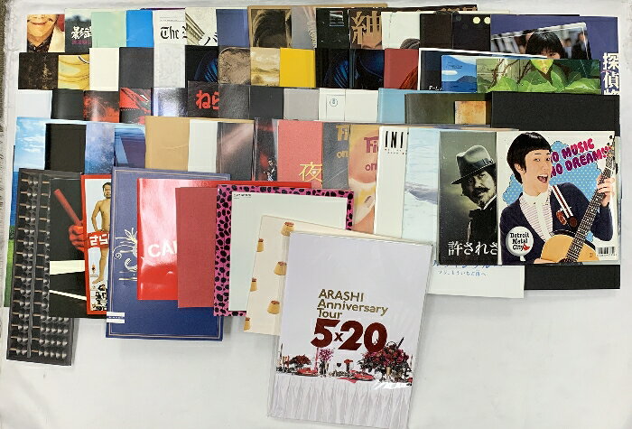 【中古】3 邦画 パンフレット関係 まとめて65冊以上 崖の上のポニョ GANTZ のぼうの城 20世紀少年 他　SKUDAI-260407020003001-000　jan　コンディション中古 - 可　コンディション説明まとめて65冊以上。※同系書籍のおまとめ販売となります。※大量のセットですので、難あり商品が混じる事をご理解の上ご購入ください。※写真をご確認の上ご購入下さい。※タイトルにそぐわない書籍がある場合があります。※大量セットのため数え間違いがある場合があります。※かぶりがある場合があります。※一冊ずつ細かくチェックは行っておりませんので書き込み、値札貼り付け、破れ、水濡れ等がある場合があります。※バラ売りは行っておりません。※ ポイント消化 にご利用ください。※中身は選べません。スレ、ヨレ、ヤケ、シミ、傷み、角の折り込み、折れ目、があります。本を読むことに支障はございません。※注意事項※■商品・状態はコンディションガイドラインに基づき、判断・出品されております。■付録等の付属品がある商品の場合、記載されていない物は『付属なし』とご理解下さい。※ ポイント消化 にご利用ください。　送料飛脚宅急便　商品説明【当店の商品詳細・付属品や状態はコンディション説明でご確認ください。こちらに記載がある場合は書籍本体・内容の説明や元の付属品の説明であり、当店の商品とは異なる場合があります。参考としてご覧ください。】　※※※※注意事項※※※※・配送方法は当店指定のものとなります。変更希望の場合は別途追加送料を頂戴します。・送料無料の商品については、当社指定方法のみ無料となります。・商品画像へ、表紙についているステッカーや帯等が映っている場合がありますが、中古品の為付属しない場合がございます。・写真内にある本・DVD・CDなど商品以外のメジャーやライター等のサイズ比較に使用した物、カゴやブックエンド等撮影時に使用した物は付属致しません。コンディション対応表新品未開封又は未使用ほぼ新品新品だがやや汚れがある非常に良い使用されているが非常にきれい良い使用感があるが通読に問題がない可使用感や劣化がある場合がある書き込みがある場合がある付属品欠品している場合がある難あり強い使用感や劣化がある場合がある強い書き込みがある場合がある付属品欠品している場合がある