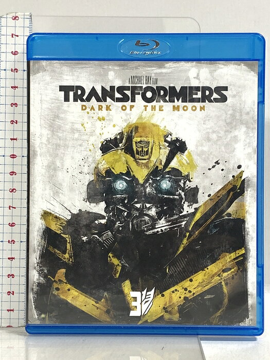 【中古】トランスフォーマー/ダークサイド・ムーン NBCユニバーサルエンターテイメント シャイア・ラブーフ 「Blu-ray」 　SKU00H-260616022022001-000　jan　コンディション中古 - 良い　コンディション説明バーコードがありません。番号「J1 130519」の商品です。発売元は「NBCユニバーサルエンターテイメント」です。ディスク・ケースのセット販売です。その他の付属品はないものとご理解下さい。盤面は良好です。ケースにスレ、があります。※注意事項※■付録等の付属品がある商品の場合、記載されていない物は『付属なし』とご理解下さい。 ポイント消化 にご利用ください。　送料ゆうメール　商品説明【当店の商品詳細・付属品や状態はコンディション説明でご確認ください。こちらに記載がある場合は書籍本体・内容の説明や元の付属品の説明であり、当店の商品とは異なる場合があります。参考としてご覧ください。】2011年No.1のSFアクション超大作!!裏切ったのは、人類か、友なのか――●遂にシリーズ最終章!! 2011年の大ヒットSF!●重量感&amp;スピード感溢れる驚愕の映像体験"!●マイケル・ベイ × スティーブン・スピルバーグ ×シャイア・ラブーフ!最強のスタッフ&amp;キャストが集結!【ストーリー】1969年7月20日、アポロ11号が月面着陸に成功したその陰で、米国政府は月の裏側に不時着した謎の物体の調査を開始する。それは惑星サイバトロンから脱出したアークと呼ばれる宇宙船で、中にはオートボットの偉大なる元司令官センチネルプライムが眠っていた……。時は流れ、現代。社会人となったサムに再び悪夢が襲いかかる。次々と宇宙からやってくる新たな侵略者の圧倒的な破壊力に、人類はなす術もなく追い詰められていく……。【キャスト】サム・ウィトウィッキー…シャイア・ラブーフ(小松史法)ウィリアム・レノックス大佐…ジョシュ・デュアメル(矢崎文也)シモンズ…ジョン・タトゥーロ(チョー)カーリー・スペンサー…ロージー・ハンティントン=ホワイトリー (小・・・　※※※※注意事項※※※※・配送方法は当店指定のものとなります。変更希望の場合は別途追加送料を頂戴します。・送料無料の商品については、当社指定方法のみ無料となります。・商品画像へ、表紙についているステッカーや帯等が映っている場合がありますが、中古品の為付属しない場合がございます。・写真内にある本・DVD・CDなど商品以外のメジャーやライター等のサイズ比較に使用した物、カゴやブックエンド等撮影時に使用した物は付属致しません。コンディション対応表新品未開封又は未使用ほぼ新品新品だがやや汚れがある非常に良い使用されているが非常にきれい良い使用感があるが通読に問題がない可使用感や劣化がある場合がある書き込みがある場合がある付属品欠品している場合がある難あり強い使用感や劣化がある場合がある強い書き込みがある場合がある付属品欠品している場合がある