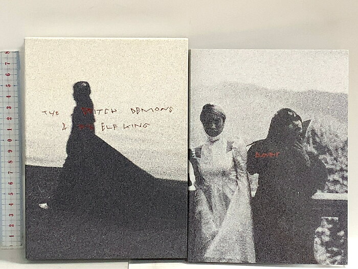 【中古】THE WITCH DEMONS ＆ THE ELF KING DAMMY 8 DVD　SKU04M-260716014007001-000　jan　コンディション中古 - 良い　コンディション説明デジパックケースです。BOX・ブックレット・ディスク・ケースのセット販売です。その他の付属品はないものとご理解下さい。盤面にスレ、小キズ、ケースにスレ、BOXにスレ、があります。※注意事項※■付録等の付属品がある商品の場合、記載されていない物は『付属なし』とご理解下さい。 ポイント消化 にご利用ください。　送料ゆうメール　商品説明【当店の商品詳細・付属品や状態はコンディション説明でご確認ください。こちらに記載がある場合は書籍本体・内容の説明や元の付属品の説明であり、当店の商品とは異なる場合があります。参考としてご覧ください。】　※※※※注意事項※※※※・配送方法は当店指定のものとなります。変更希望の場合は別途追加送料を頂戴します。・送料無料の商品については、当社指定方法のみ無料となります。・商品画像へ、表紙についているステッカーや帯等が映っている場合がありますが、中古品の為付属しない場合がございます。・写真内にある本・DVD・CDなど商品以外のメジャーやライター等のサイズ比較に使用した物、カゴやブックエンド等撮影時に使用した物は付属致しません。コンディション対応表新品未開封又は未使用ほぼ新品新品だがやや汚れがある非常に良い使用されているが非常にきれい良い使用感があるが通読に問題がない可使用感や劣化がある場合がある書き込みがある場合がある付属品欠品している場合がある難あり強い使用感や劣化がある場合がある強い書き込みがある場合がある付属品欠品している場合がある