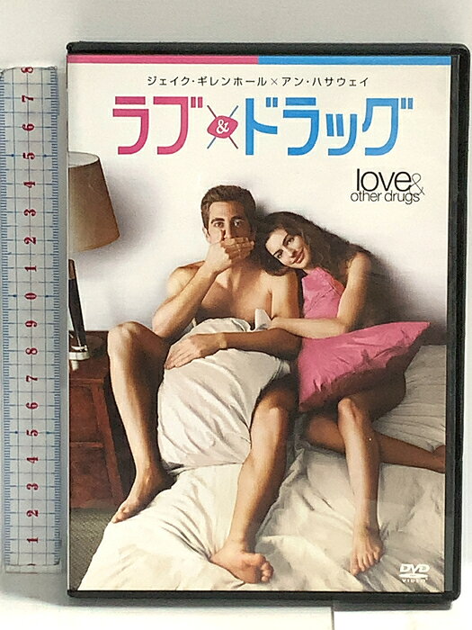 【中古】ラブ&ドラッグ 20世紀フォックスエンターテインメント 「DVD」　SKU04M-260721014002001-000　jan　コンディション中古 - 可　コンディション説明バーコードがありません。番号「FD-49271」の商品です。発売元は「20世紀フォックスエンターテインメント」です。ディスク・ケースのセット販売です。その他の付属品はないものとご理解下さい。盤面にスレ、キズ、ケースにスレ、ジャケットにシミ、があります。※注意事項※■付録等の付属品がある商品の場合、記載されていない物は『付属なし』とご理解下さい。 ポイント消化 にご利用ください。　送料ゆうメール　商品説明【当店の商品詳細・付属品や状態はコンディション説明でご確認ください。こちらに記載がある場合は書籍本体・内容の説明や元の付属品の説明であり、当店の商品とは異なる場合があります。参考としてご覧ください。】アン・ハサウェイ×ジェイク・ギレンホールで贈る、エッチなのにキュンとくるロマンティック・コメディ!ホンモノの愛は、アレから始まる!?映画の言葉 1人と出会っただけで人生は変わるんだよ"<キャスト&amp;スタッフ>マギー…アン・ハサウェイ(小松由佳)ジェイミー…ジェイク・ギレンホール(浪川大輔)ブルース…オリバー・プラット(後藤哲夫)ナイト…ハンク・アザリア(谷口 節)監督・脚本:エドワード・ズウィック脚本:マーシャル・ハースコヴィッツ/チャールズ・ランドルフ●字幕翻訳:桜井 文 ●吹替翻訳:辺見真起子<ストーリー>火遊びが祟って仕事をクビになったプレイボーイのジェイミーは、製薬会社のセールスマンとして働き始める。ある日、パーキンソン病を患いながらも奔放に生きるマギーと出会い、早々にベッドイン。二人は体だけの関係"を約束に付き合い始める。そんな中、ジェイミーは新薬のバイアグラを売りさばき、一躍トップセールスマンとなる。仕事もマギーとの関係"も絶好調のジェイミーだったが、彼女に対して特別な感情を抱・・・　※※※※注意事項※※※※・配送方法は当店指定のものとなります。変更希望の場合は別途追加送料を頂戴します。・送料無料の商品については、当社指定方法のみ無料となります。・商品画像へ、表紙についているステッカーや帯等が映っている場合がありますが、中古品の為付属しない場合がございます。・写真内にある本・DVD・CDなど商品以外のメジャーやライター等のサイズ比較に使用した物、カゴやブックエンド等撮影時に使用した物は付属致しません。コンディション対応表新品未開封又は未使用ほぼ新品新品だがやや汚れがある非常に良い使用されているが非常にきれい良い使用感があるが通読に問題がない可使用感や劣化がある場合がある書き込みがある場合がある付属品欠品している場合がある難あり強い使用感や劣化がある場合がある強い書き込みがある場合がある付属品欠品している場合がある