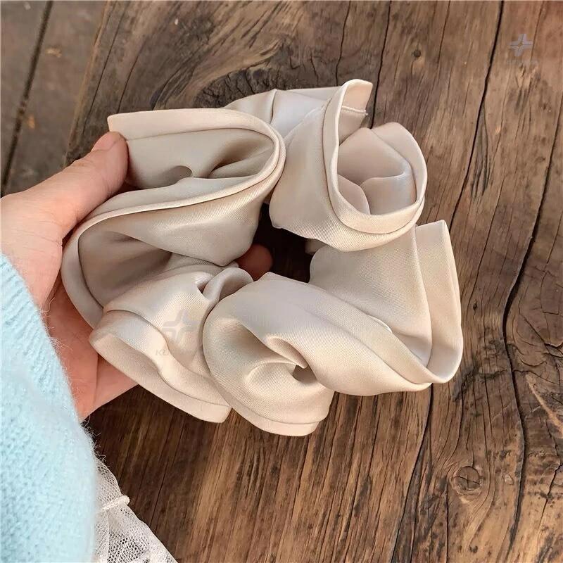 ■ この商品の特徴 ● フレンチスタイルの上品さ：洗練された木目レースと光沢サテンの組み合わせが、大人の女性らしい上品な雰囲気を演出します。 ● 手編みの立体感：一つひとつ丁寧に手編みされたふんわりとした立体感が、髪型にボリュームと華やかさをプラス。 ● 高品質サテン素材：柔らかく滑らかな肌触りのサテン生地は、髪を優しく包み込み、絡まりや跡つきを軽減します。 ■ 詳細な機能 【上質な素材感とデザイン】 光沢感のあるサテン生地と、繊細な木目レースの縁取りが、シンプルながらも存在感のあるデザインです。どんな服装やシーンにも合わせやすく、一気にコーディネートの完成度を高めてくれます。特別な日のアクセントにも、日常のさりげないおしゃれにも最適です。 【髪に優しい使い心地】 ゴム部分は適度な伸縮性があり、しっかりと髪をまとめながらも、長時間つけていても頭皮や髪に負担をかけにくい設計です。サテンの滑らかな質感が、髪の毛の引っかかりを減らし、取り外しもスムーズです。 ■ 使用シーン ● デートやパーティーでの特別なヘアアレンジに ● オフィスやカフェでの上品な日常使いに ● 結婚式や卒業式などのフォーマルな場面に ■ 商品仕様 ブランドKURUMA素材サテン（ポリエステル）、ゴムカラーシングルカラー（商品画像をご確認ください）サイズシュシュ直径 約16cm～20cm（結び方により調整可能）重量約12gセット内容シュシュ 1個 ■ ご購入前のご確認 ● モニターの設定により、実物と色味が異なって見える場合がございます。 ● サテン素材の特性上、強い摩擦により光沢感が変化する場合があります。 ● 汚れた場合は、中性洗剤を溶かした水でやさしく手洗いし、陰干ししてください。