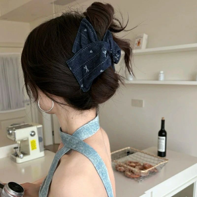 樂天商城 - ヘアクリップ シュークリップ 髪留め ヘアアクセサリー デニム リボン ハート 三角形 大きめ ワイド ハンドメイド 後ろ姿 おしゃれ カジ